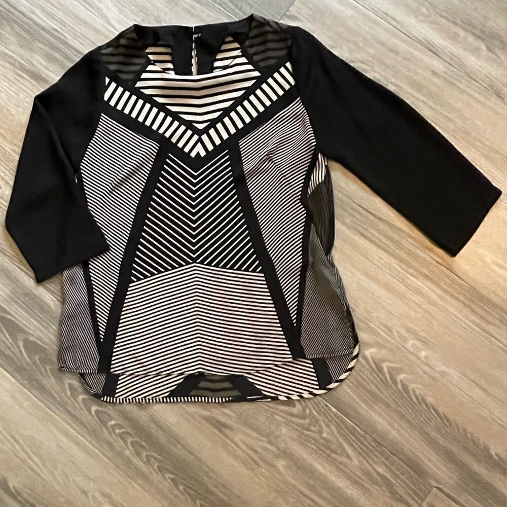 3/4 Sleeve geometric pattern top size M